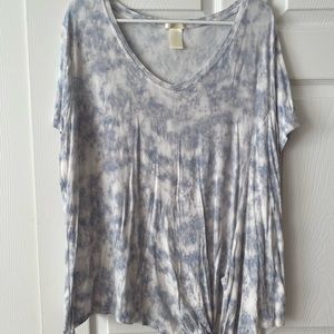 Light blue/gray tie die T-shirt with knot in the bottom left, Matty M, XXL